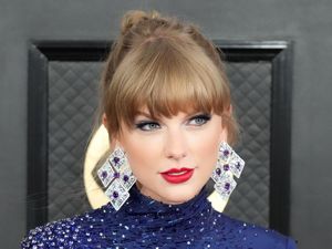 Anting Taylor Swift di Grammys Kirim Pesan Rahasia? Harganya Bikin Melongo