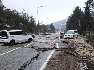 Jalanan Aspal di Turki Retak Imbas Guncangan Gempa