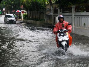 Diguyur Hujan Pagi-pagi, 2 Ruas Jalan di Jakut Tergenang 15 Cm