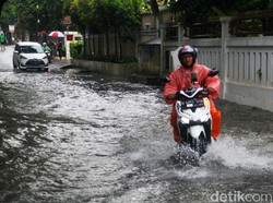 Diguyur Hujan Pagi-pagi, 2 Ruas Jalan di Jakut Tergenang 15 Cm