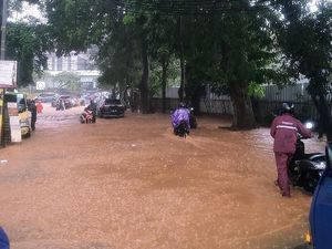 Warga Cari Jalan Lain Buntut Terjebak Banjir di Fatmawati-TB Simatupang