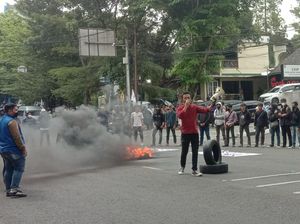 Mahasiswa di Bandung Demo Desak Eks Ketua DPRD Jabar Dipecat