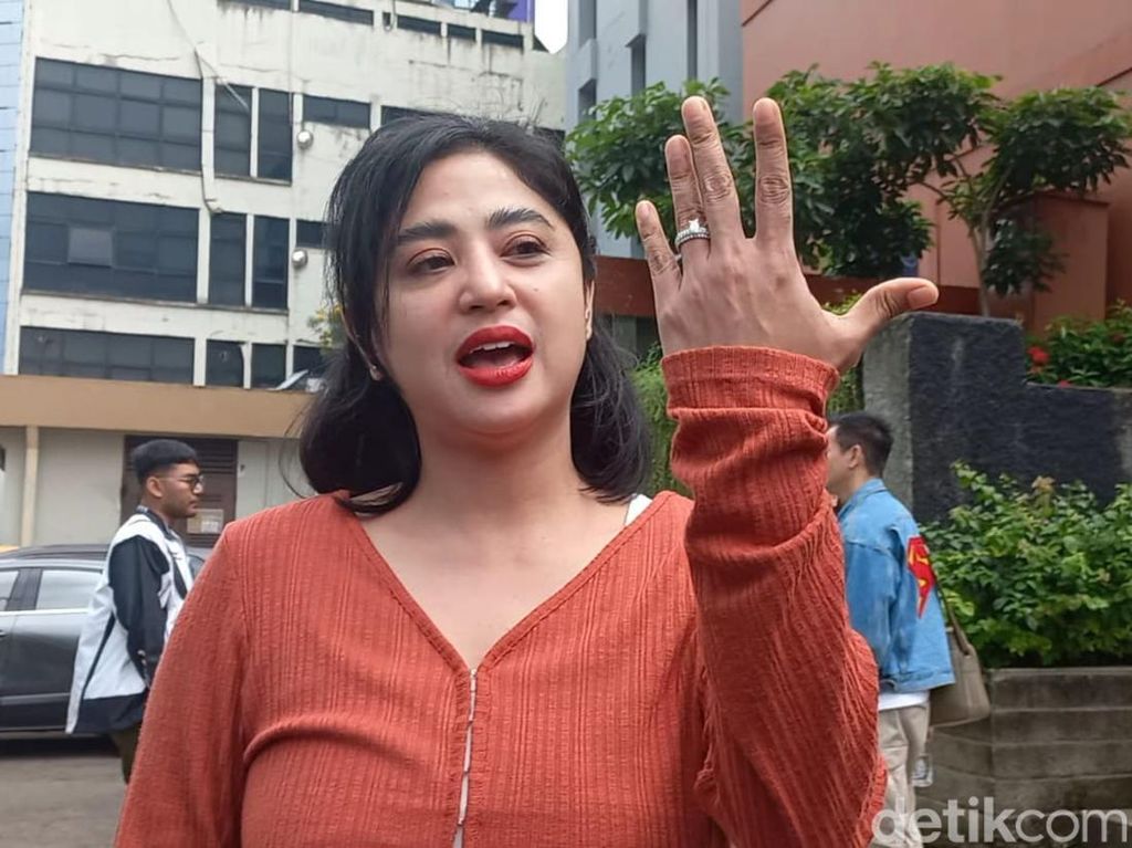 Ini yang Bikin Dewi Perssik Kesengsem dengan Pilot Calon Suaminya Ini yang Bikin Dewi Perssik Kesengsem dengan Pilot Calon Suaminya