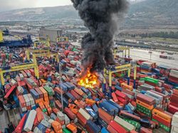 Turki Diguncang Gempa, Kontainer di Pelabuhan Amburadul-Terbakar