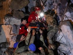 Dramatis! Begini Proses Evakuasi Warga Tertimbun Puing RS di Turki