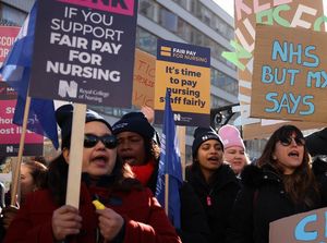 Tuntut Naik Gaji, Puluhan Ribu Pekerja Kesehatan Inggris Mogok Massal