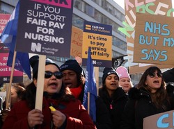 Tuntut Naik Gaji, Puluhan Ribu Pekerja Kesehatan Inggris Mogok Massal