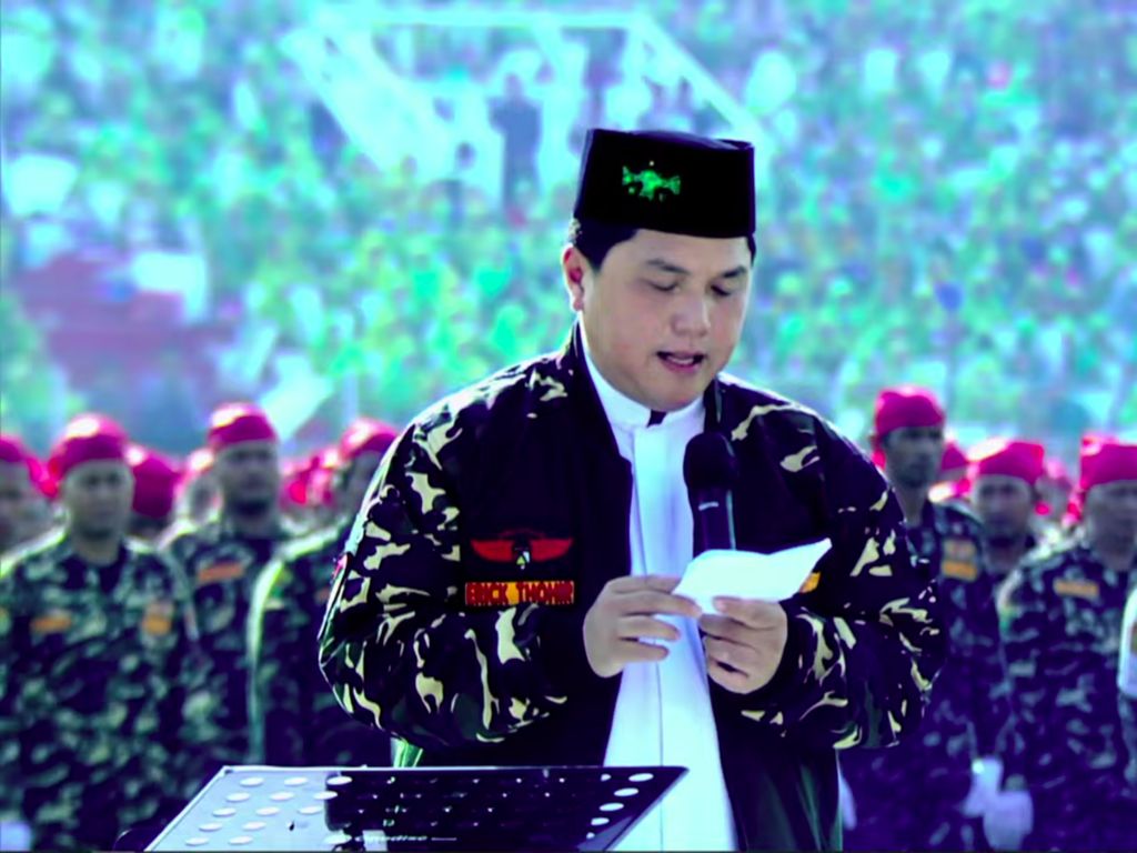 Erick Thohir Izin ke Jokowi Pakai Baju Banser NU