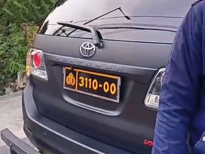 Mobil Pelat Polri Tabrak Motor di Jaktim Ternyata Dikendarai Anak Polisi! Mobil Pelat Polri Tabrak Motor di Jaktim Ternyata Dikendarai Anak Polisi!
