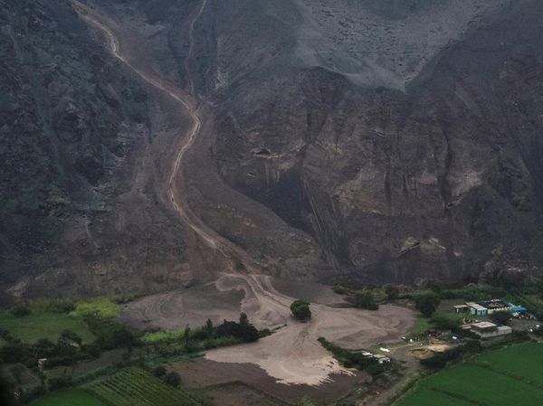 Foto Udara Detik-detik Bukit di Peru Longsor