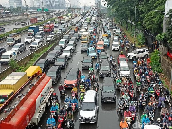 Potret Macet Parah di Jl TB Simatupang Usai Tergenang