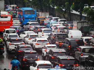 Cerita Warga 2 Jam Stuck di Jalan TB Simatupang gegara Banjir