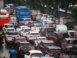 Cerita Warga 2 Jam Stuck di Jalan TB Simatupang gegara Banjir