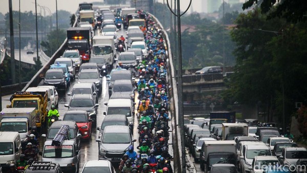 Jalan TB Simatupang arah Fatmawati, Jakarta Selatan terpantau padat merayap, Selasa (7/2/2023). Kemacetan terjadi usai genangan surut di lokasi.