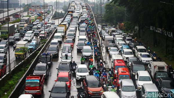 Genangan Surut, Jalan TB Simatupang Arah Fatmawati Macet Banget