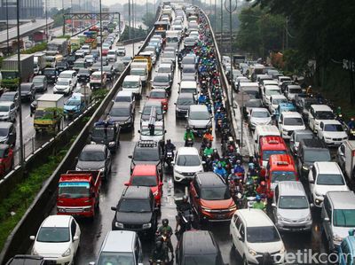 Genangan Surut, Jalan TB Simatupang Arah Fatmawati Macet Banget