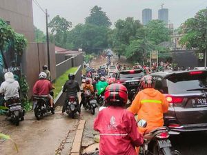 Kawasan Jeruk Purut Jaksel Sempat Tergenang Air 30 Cm, Banyak Motor Mogok Kawasan Jeruk Purut Jaksel Sempat Tergenang Air 30 Cm, Banyak Motor Mogok