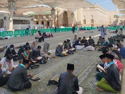 Rayakan HUT Gerindra, Gus Fawait Doa Bersama Pekerja Migran di Arab Saudi