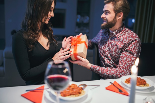 Ilustrasi dinner romantic dengan Leo/Foto: freepik.com/freepik Tunggulah hingga hari yang spesial itu datang, karena Leo akan menyiapkan kejutan yang sangat indah dan paling berkesan sepanjang tahun./Foto: freepik.com/freepik