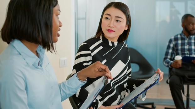 Ilustrasi mendengarkan rekan kerja/ Foto: Freepik.com/DCStudio