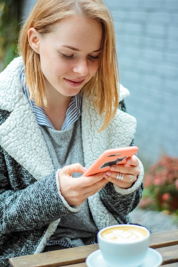 Ilustrasi pengguna ponsel (Foto: Unsplash/Eugene Chystiakov)