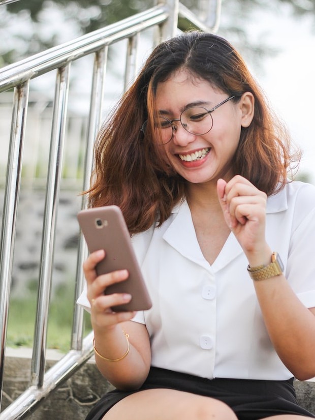 Ilustrasi pengguna ponsel (Foto: Unsplash/Ghen Mar Cuaño)