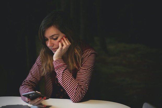 Ilustrasi pengguna ponsel (Foto: Unsplash/Kev Costello)