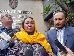 Tangis Istri Sopir Taksi Dibunuh Anggota Densus: Dia Tulang Punggung Kami