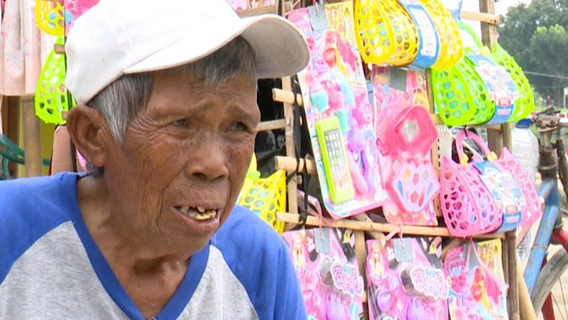 Kakek Uja Berjualan Mainan Keliling demi Menyambung Hidup, Yuk Kita Bantu