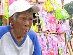 Kakek Uja Berjualan Mainan Keliling demi Menyambung Hidup, Yuk Kita Bantu