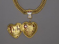 Teet...Teet.. Detektor Logam Temukan Kalung Kuno Abad ke-15