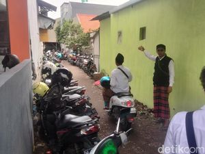 Tempar Parkir yang Dikelola Karang Taruna Saat 1 Abad NU di Sidoarjo Penuh Tempar Parkir yang Dikelola Karang Taruna Saat 1 Abad NU di Sidoarjo Penuh