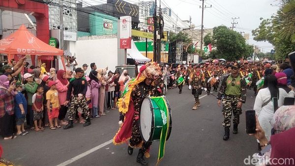Meriahnya Karnaval Nusantara 1 Abad NU: Ada Drum Band hingga Ondel-ondel