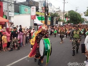 Meriahnya Karnaval Nusantara 1 Abad NU: Ada Drum Band hingga Ondel-ondel Meriahnya Karnaval Nusantara 1 Abad NU: Ada Drum Band hingga Ondel-ondel