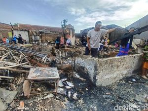 Nasib Warga Bandung Usai Rumahnya Hangus Dilalap Api Nasib Warga Bandung Usai Rumahnya Hangus Dilalap Api