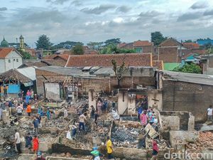 Potret Ganasnya Api Membakar 25 Rumah di Bandung Potret Ganasnya Api Membakar 25 Rumah di Bandung