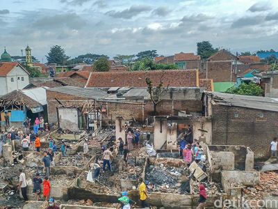 Potret Ganasnya Api Membakar 25 Rumah di Bandung