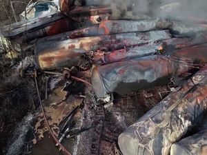 Kereta Pembawa Bahan Kimia Beracun Anjlok di AS Warga Diminta Menjauh