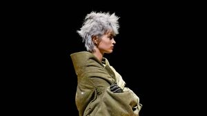 10 Koleksi Busana Marc Jacobs Spring/Summer 2023, Model Pakai Jaket Terbalik