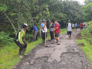 Tolong, Jalan di Desa Cempaga Buleleng Rusak Parah Sejak Tahun 2015 Tolong, Jalan di Desa Cempaga Buleleng Rusak Parah Sejak Tahun 2015