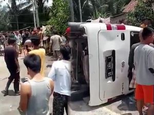 Viral 5 Pria Dikeroyok-Mobilnya Dirusak Karena Dituduh Penculik Anak Viral 5 Pria Dikeroyok-Mobilnya Dirusak Karena Dituduh Penculik Anak