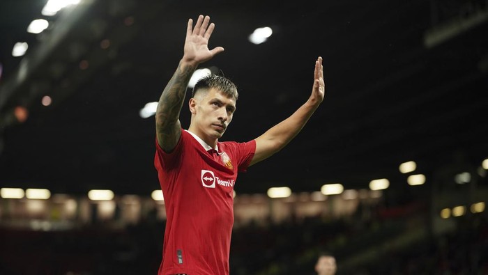 Manchester Uniteds Lisandro Martinez waves after the English Premier League soccer match between Manchester United and Bournemouth at Old Trafford in Manchester, England, Tuesday, Jan. 3, 2023. (AP Photo/Dave Thompson)