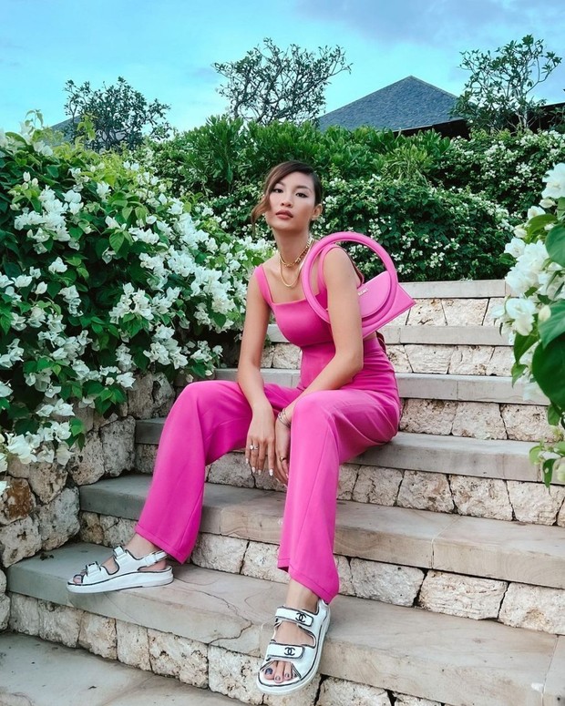Lovely dan Attractive dengan Setelan Outfit Berwarna Pink. Foto Instagram: patriciagouw