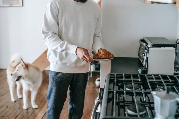 Memanaskan makanan kemasan di microwave