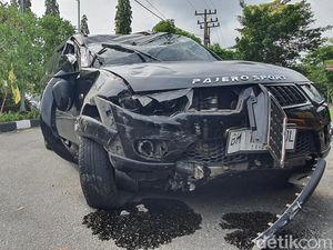 Mobil Pajero Dokter RS Bhayangkara Hancur Terbalik di Tugu Keris Pekanbaru