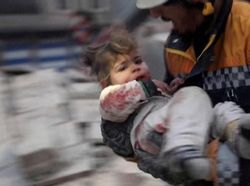 Momen Evakuasi Bocah Korban Gempa di Suriah