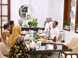 Momen Jokowi dan Ibu Iriana Ajak Para Pengawal Makan Bersama