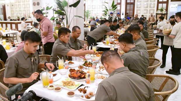 Momen Presiden Jokowi dan Ibu Iriana Ajak Para Pengawal Makan Bersama (Foto: Muchlis Jr - Biro Pers Sekretariat Presiden)