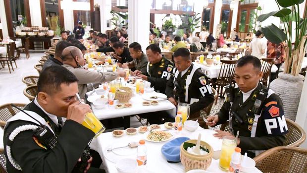 Momen Presiden Jokowi dan Ibu Iriana Ajak Para Pengawal Makan Bersama (Foto: Muchlis Jr - Biro Pers Sekretariat Presiden)