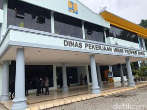 Dikawal Brimob Bersenjata, KPK Geledah Kantor Dinas PU Papua